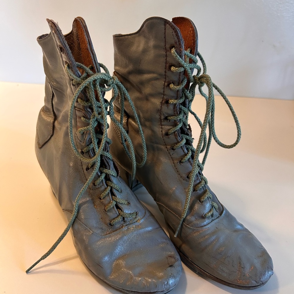 Vintage Elegant Lace-Up Prairie Style Women's Boots in Gray about a size 7.5